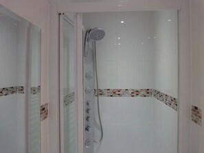 Standard Studio, 1 Single Bed | Bathroom shower - Dylan Apartments Kensington (London)