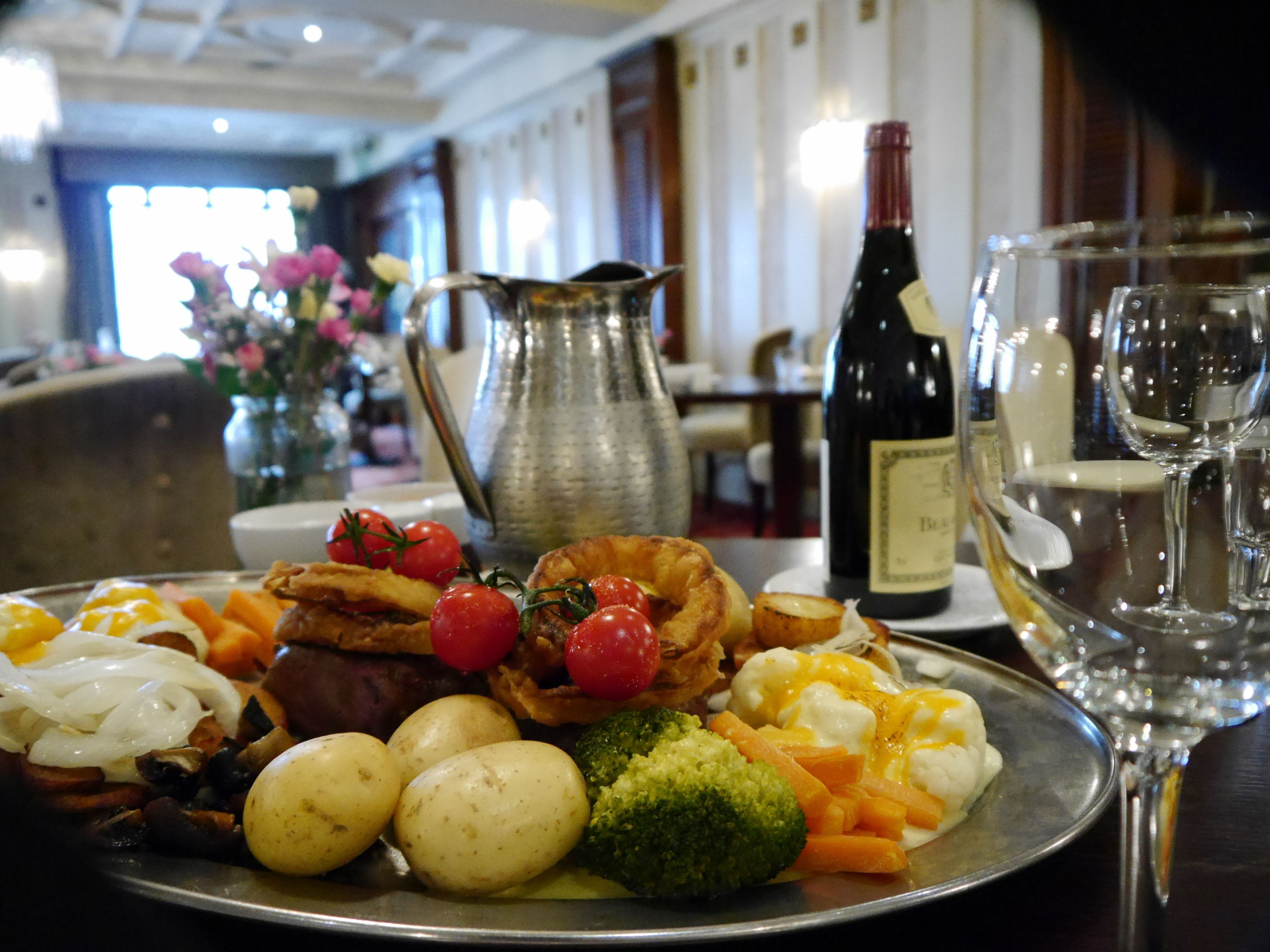 2 من المطاعم؛ يتم تقديم الإفطار، والعشاء، والإفطار المتأخر 
