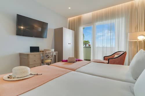Chambre avec lits jumeaux (Promenade) | Minibar, coffre-fort, bureau, rideaux d’obscurcissement
