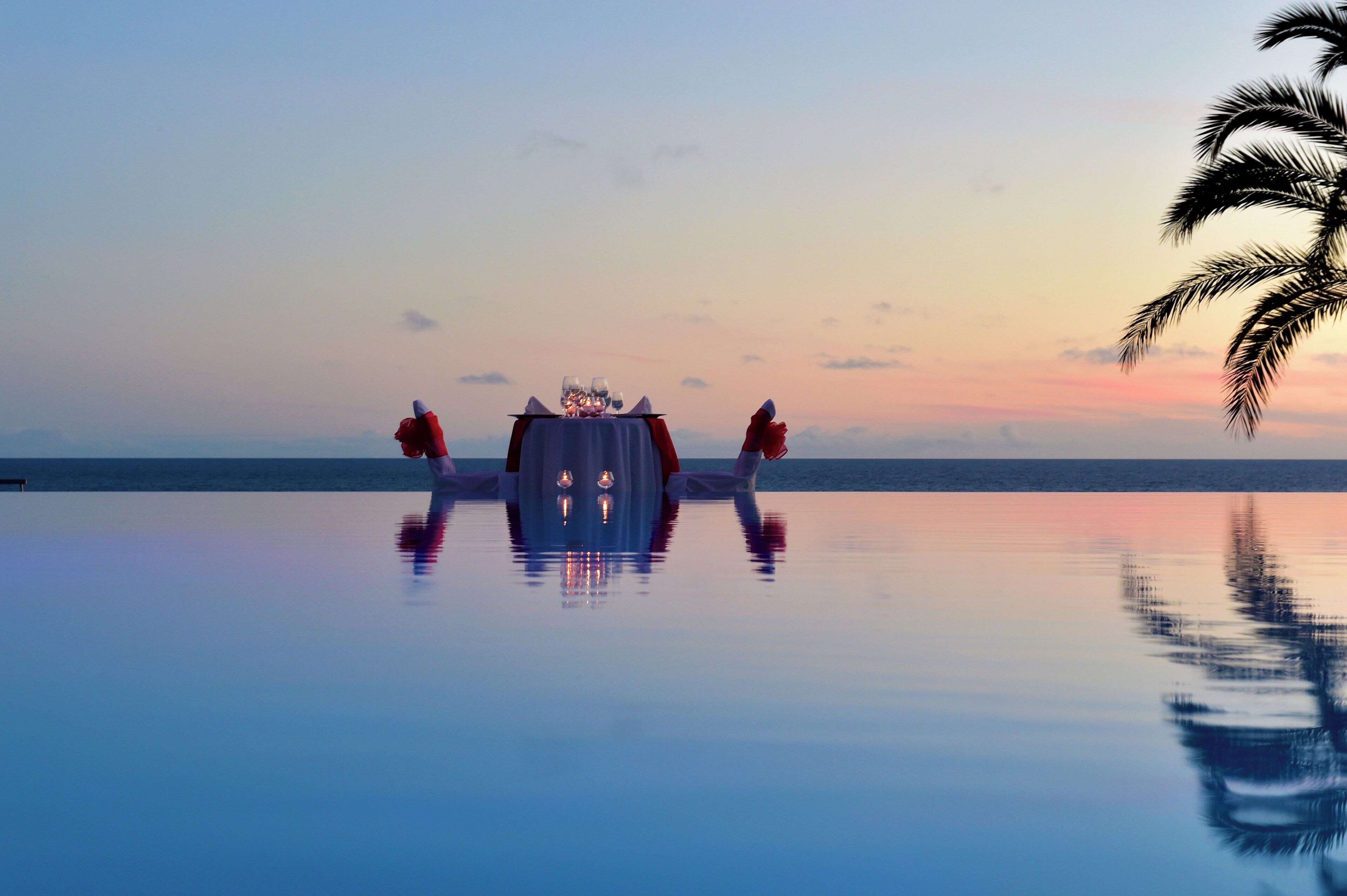 Una piscina techada, una piscina al aire libre