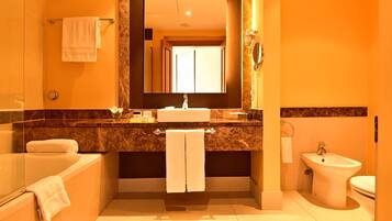 Kamar Twin Klasik, pemandangan laut terbatas (Side View) | Kamar mandi | Kombinasi shower/bathtub dan perlengkapan mandi gratis