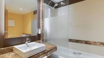 Twin Room (Promenade) | Bilik Mandi | Gabungan pancuran/tab mandi, kelengkapan dandanan diri percuma