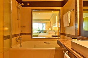 Combined shower/bathtub, free toiletries, hair dryer, bidet