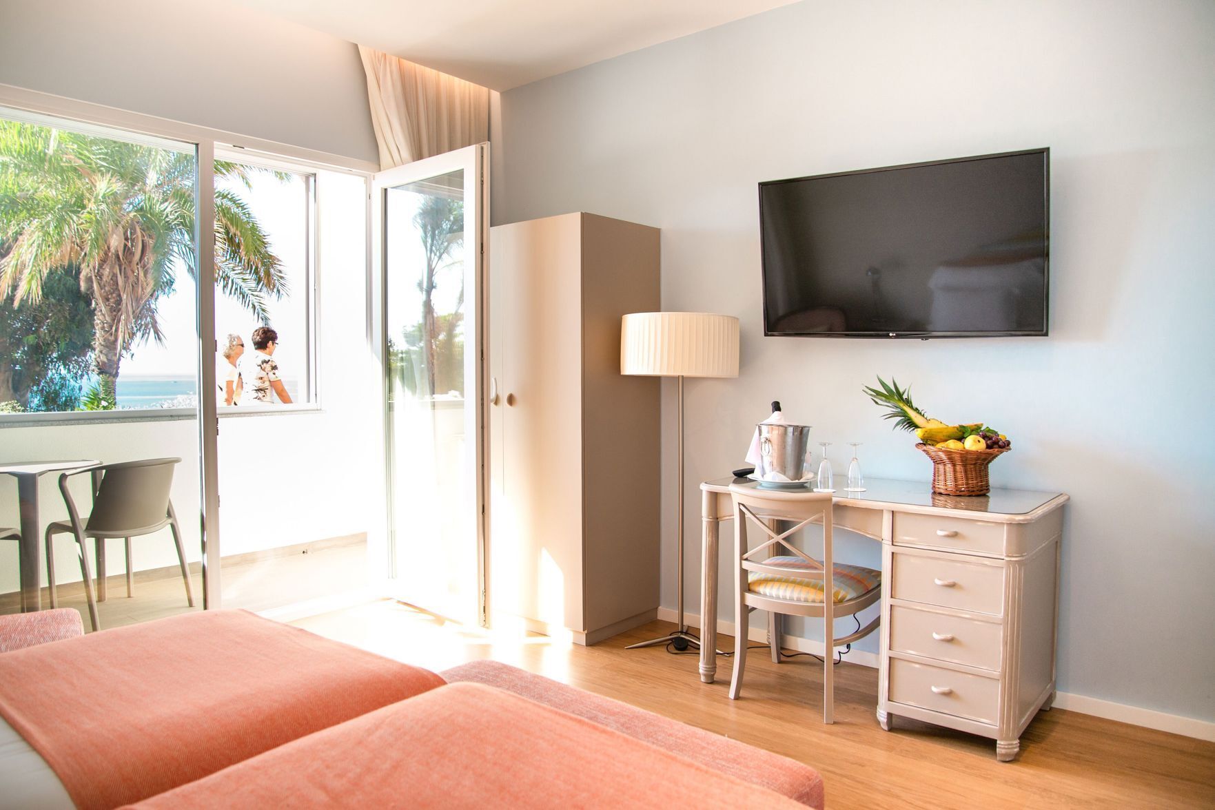 Minibar, coffres-forts dans les chambres, bureau, rideaux occultants