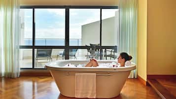 Een minibar, een kluis op de kamer, een bureau, verduisterende gordijnen