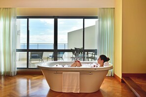 Minibar, in-room safe, desk, blackout curtains - Pestana Promenade Ocean Resort Hotel (Funchal)