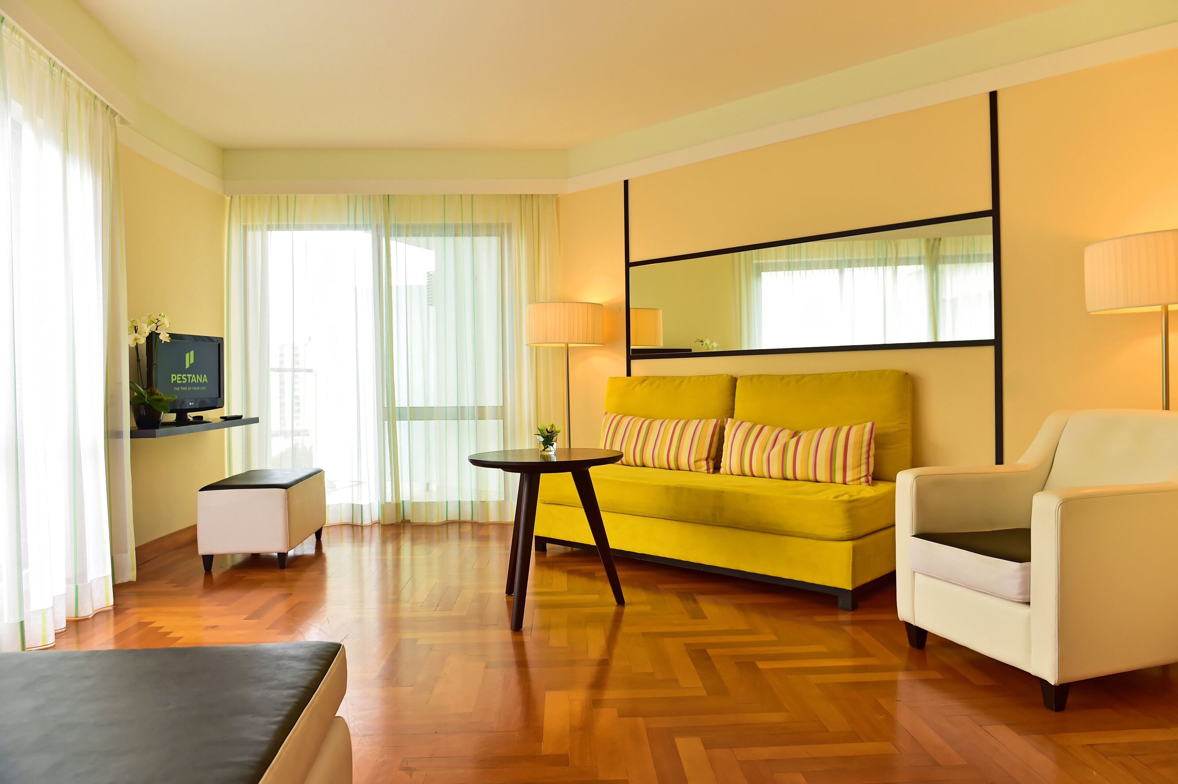 มินิบาร์, ตู้นิรภัยในห้องพัก, โต๊ะทำงาน, ผ้าม่านกันแสง