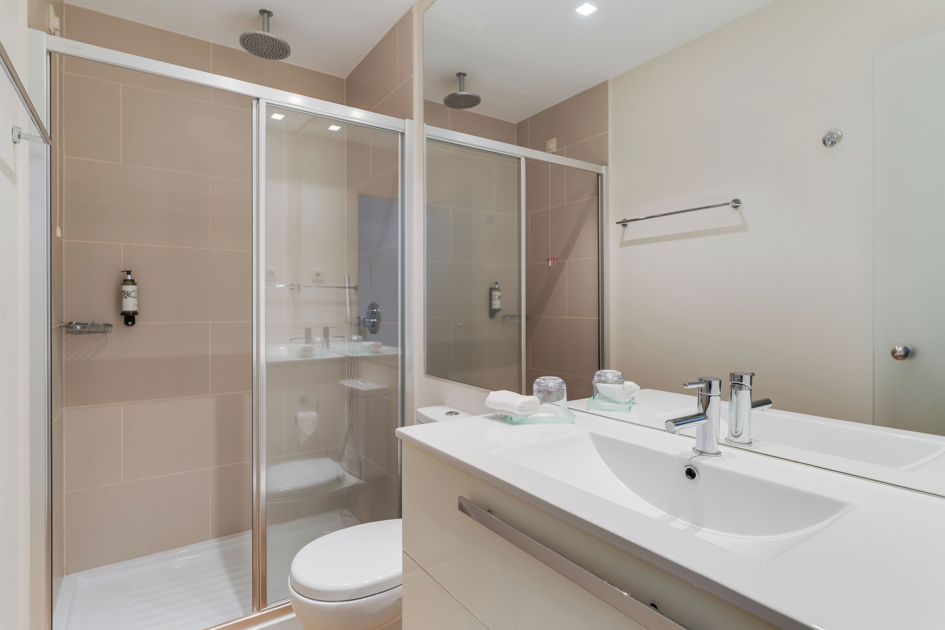 twin room (promenade) | bathroom | combined shower/bathtub, free toiletries, hair dryer, bidet
