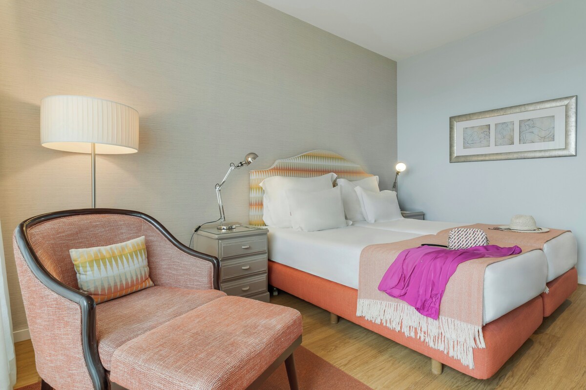 Twin Room (Promenade) | Minibar, in-room safe, desk, blackout curtains