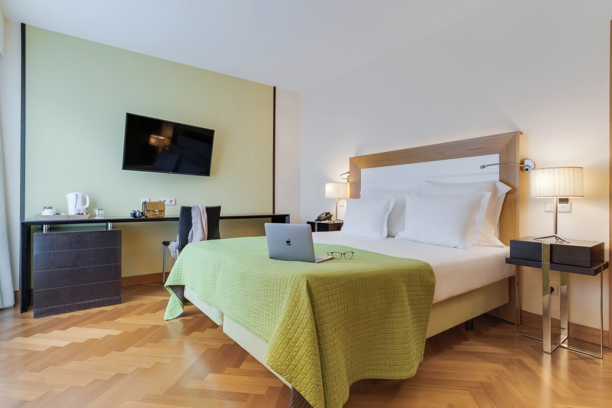 Habitación clásica con 2 camas individuales | Minibar, caja fuerte, escritorio y cortinas opacas