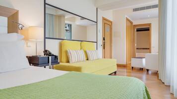 Frigobar, cofres nos quartos, escrivaninha, cortinas blackout
