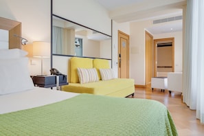 Minibar, in-room safe, desk, blackout drapes - Pestana Promenade Ocean Resort Hotel (Funchal)