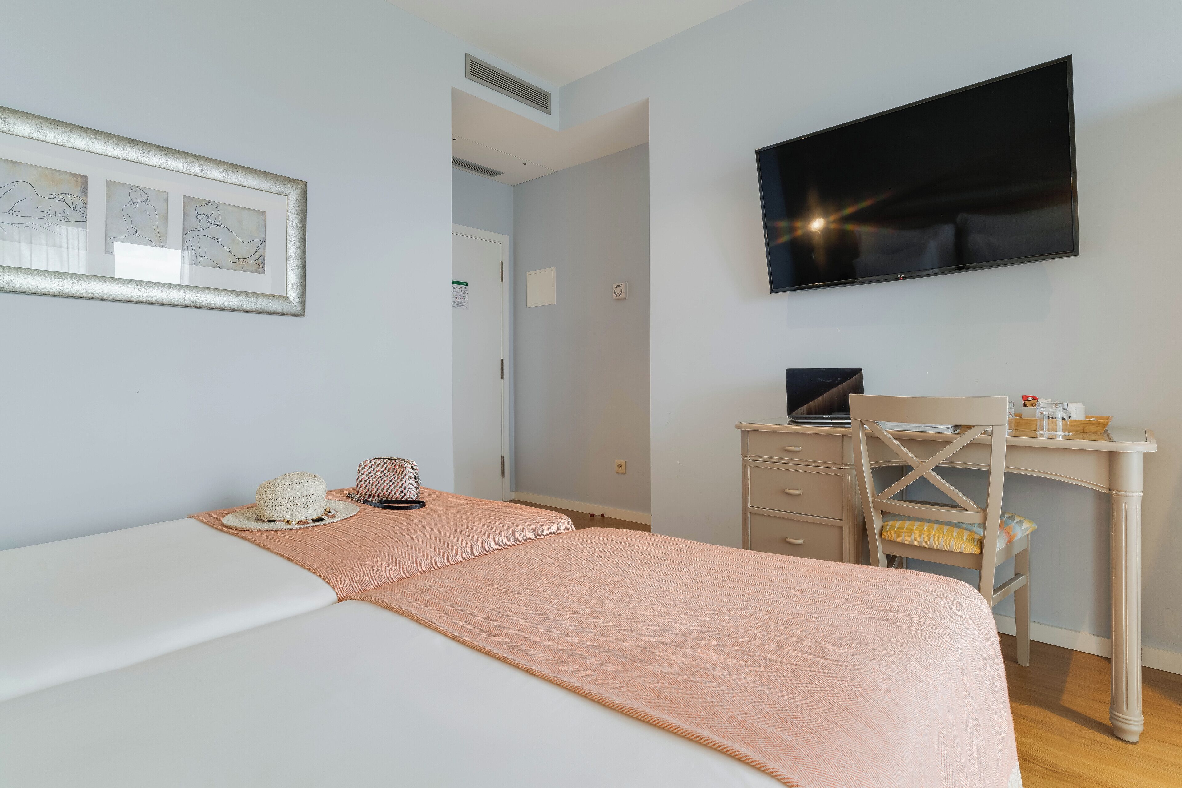 twin room (promenade) | 1 bedroom, minibar, in-room safe, desk