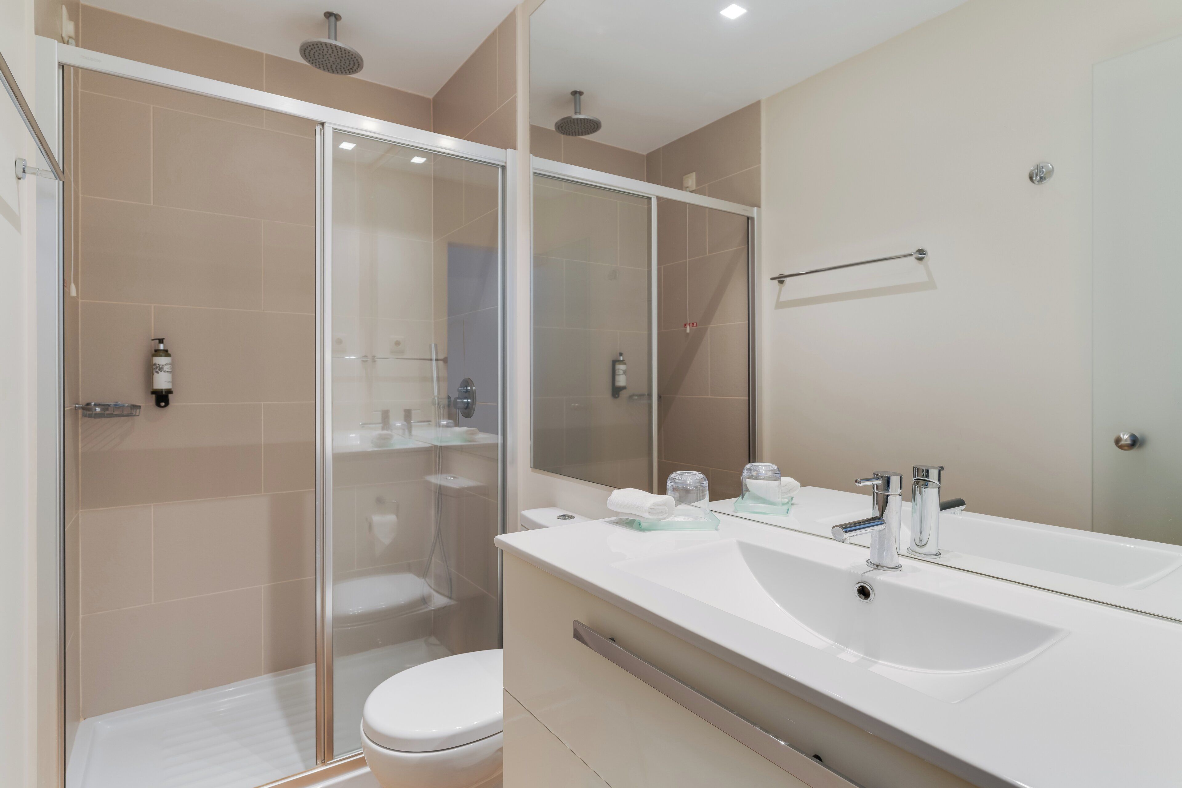 Twin kamer (Promenade) | Badkamer | Een bad/douchecombinatie, gratis toiletartikelen, een haardroger
