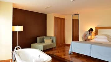 Minibar, caja de seguridad en la habitación y escritorio