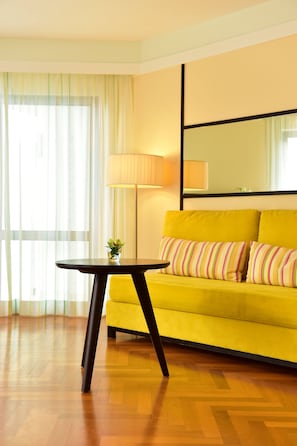 Minibar, in-room safe, desk, blackout curtains - Pestana Promenade Ocean Resort Hotel (Funchal)