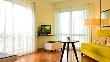 Minibar, két bảo mật tại phòng, bàn, màn/rèm cản sáng