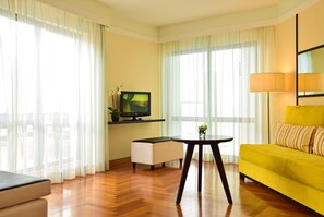 Minibar, in-room safe, desk, blackout curtains - Pestana Promenade Ocean Resort Hotel (Funchal)