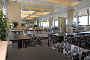 Breakfast and dinner served