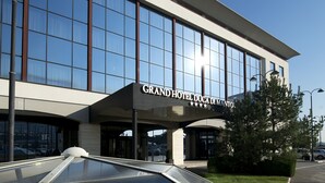 The Grand Hotel Duca Di Mantucci facade with large windows and a clear sky. - Grand Hotel Duca di Mantova (Sesto San Giovanni)