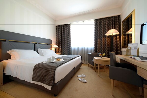 Ylelliset vuodevaatteet, untuvapeitot, tallelokero huoneessa