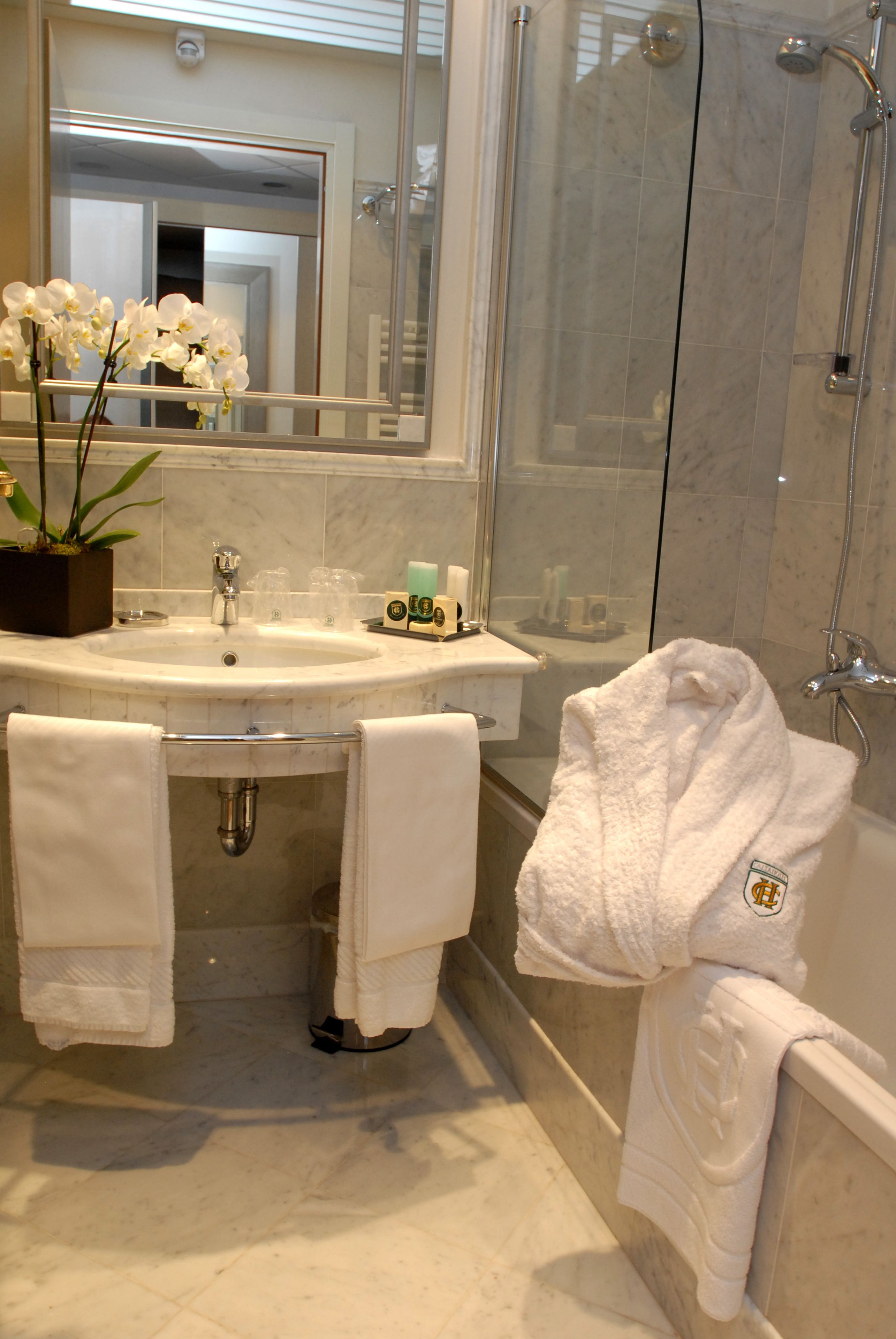 combined shower/bathtub, rainfall showerhead, free toiletries