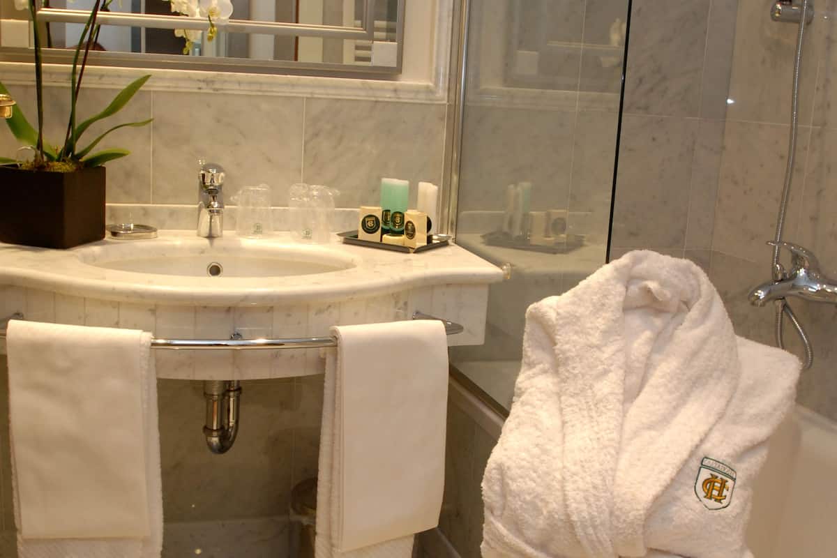 combined shower/bathtub, rainfall showerhead, free toiletries