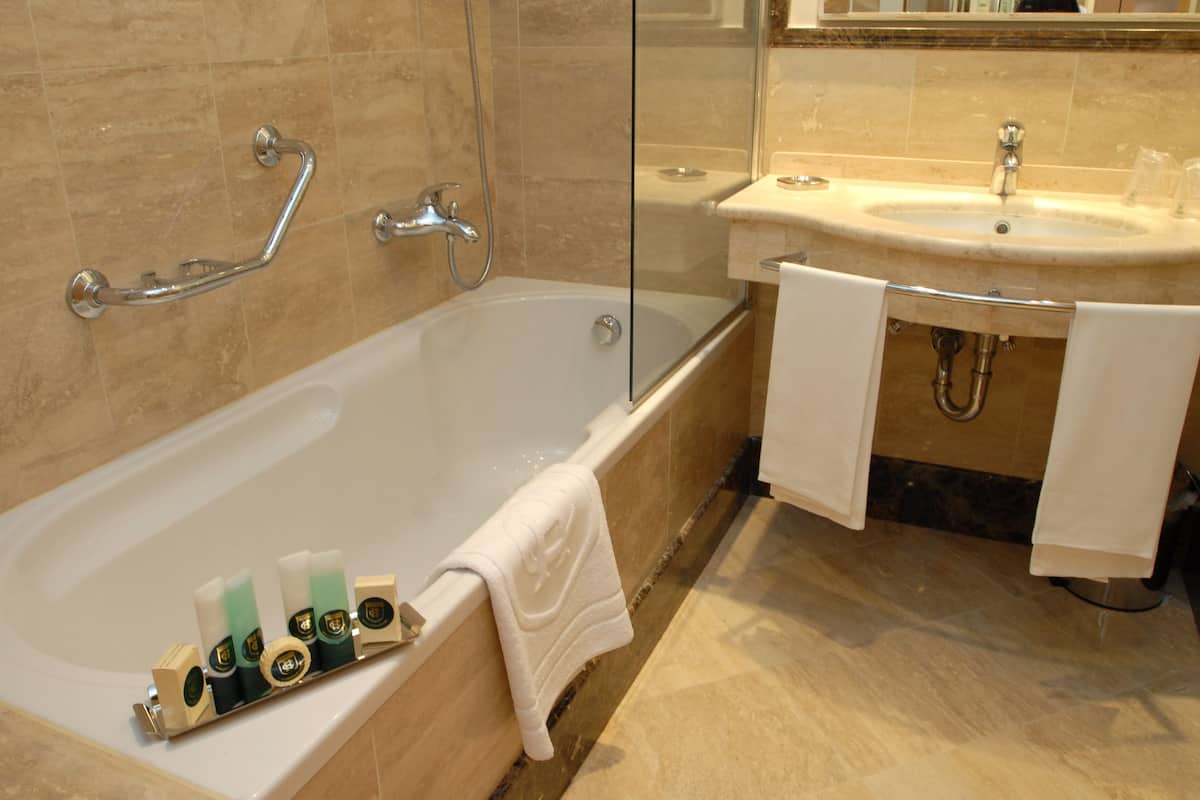 combined shower/bathtub, rainfall showerhead, free toiletries