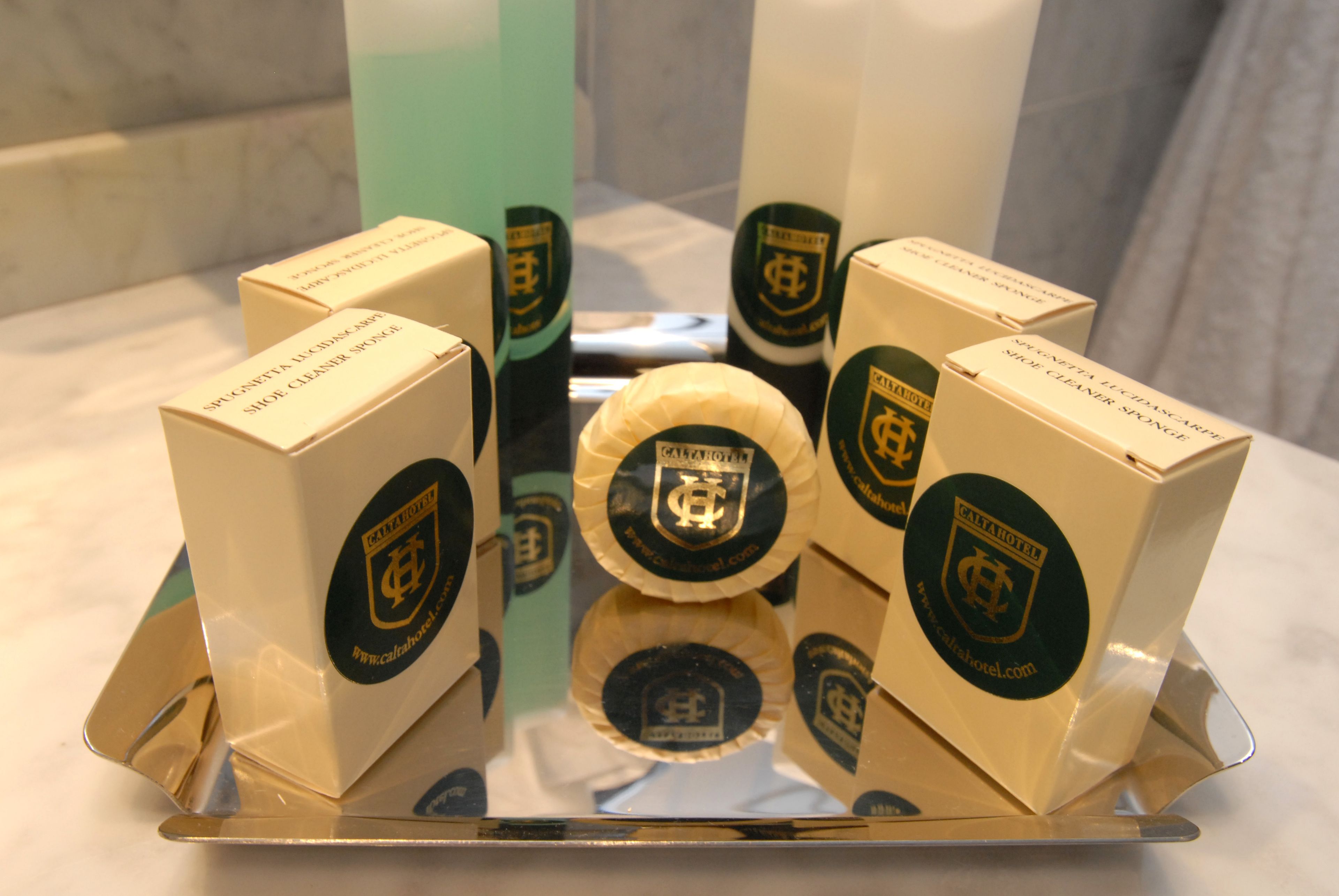 combined shower/bathtub, rainfall showerhead, free toiletries