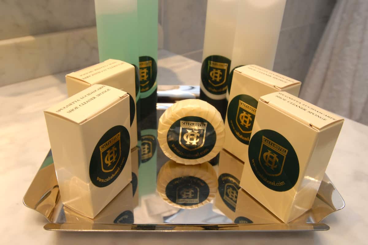 combined shower/bathtub, rainfall showerhead, free toiletries