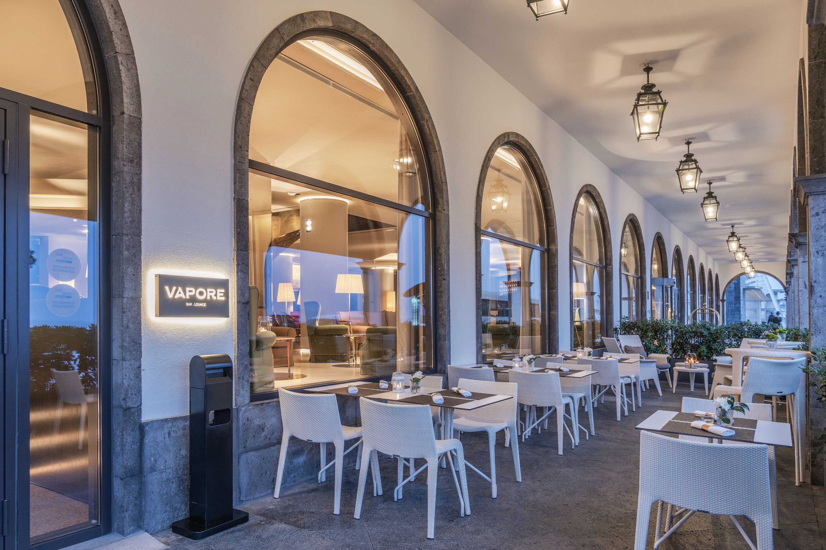 serves breakfast, dinner and brunch