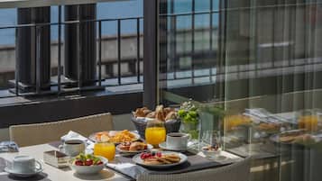 Free daily buffet breakfast