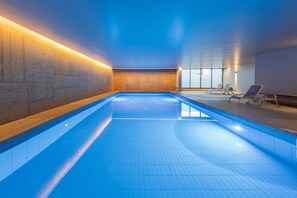 Indoor pool, pool loungers - Grand Hotel Açores Atlântico (Ponta Delgada)