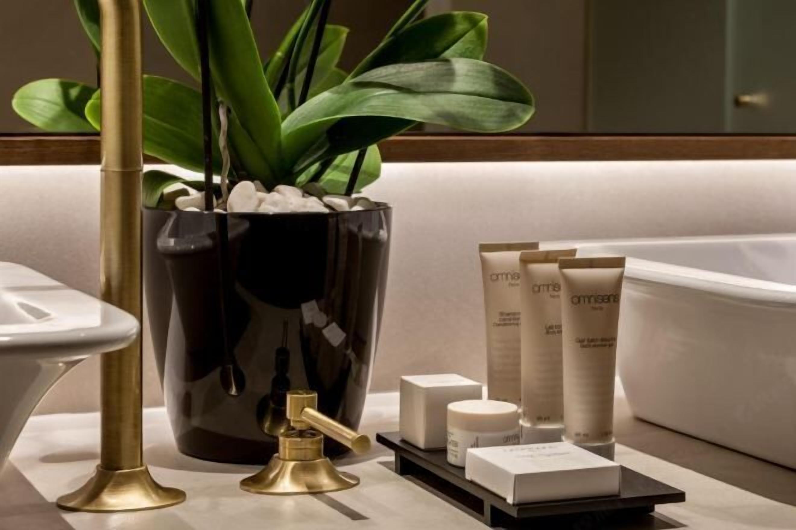 Baño | Ducha y bañera combinadas y artículos de higiene personal gratuitos
