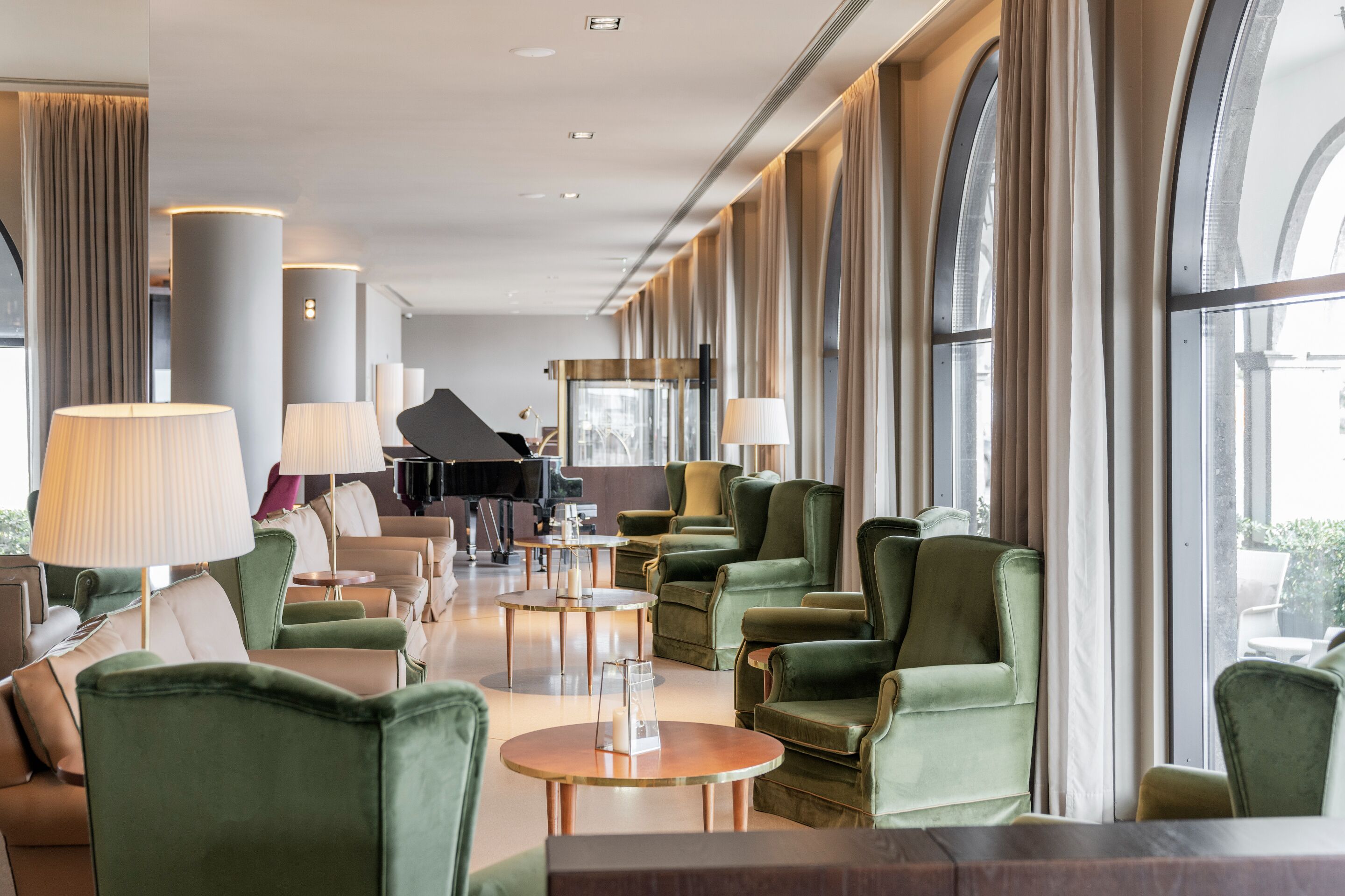 serves breakfast, dinner and brunch