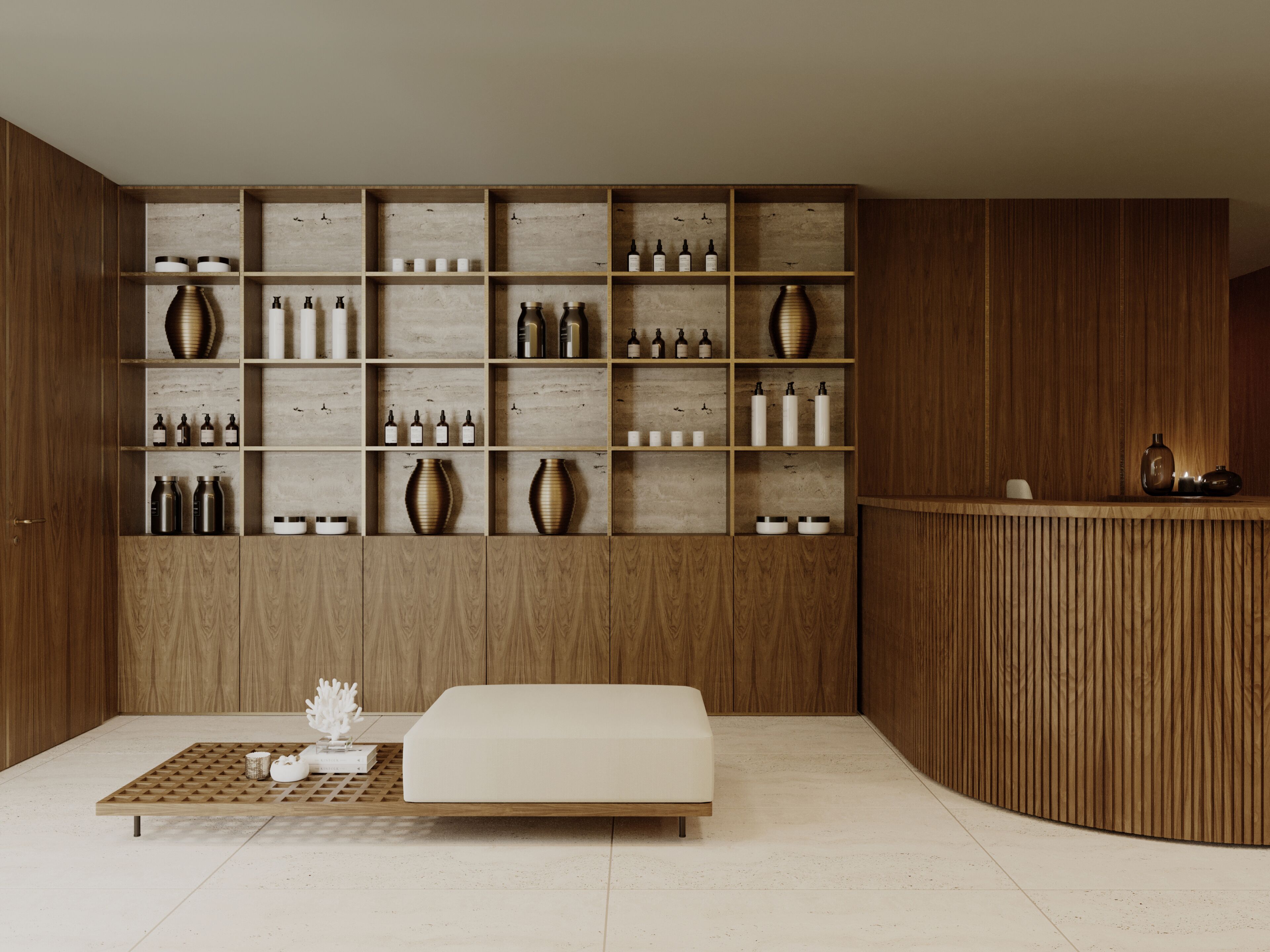 Un interior moderno con un mostrador de recepción de madera, una zona de estar con un sofá blanco y una pared de estanterías ordenadas con diversos objetos.