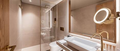 Un bagno moderno con uno specchio grande, una vasca e una doccia.