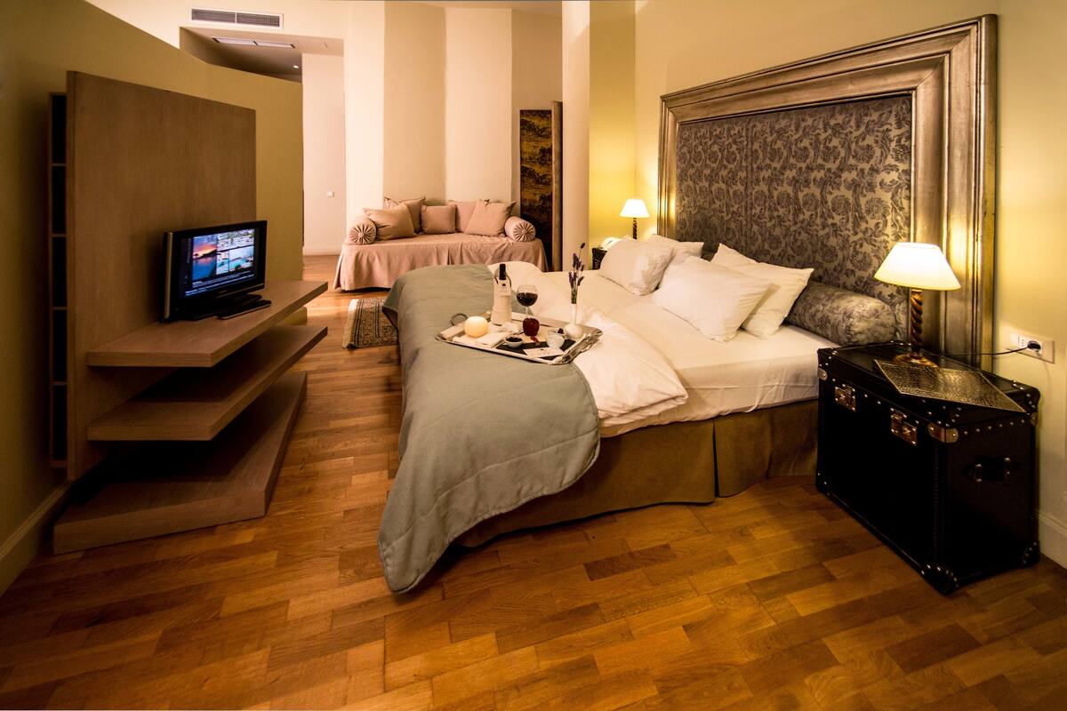 Junior Suite, Sea View | Minibar, in-room safe, blackout drapes, soundproofing