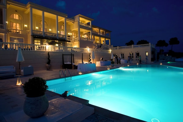 2 outdoor pools, pool umbrellas, sun loungers