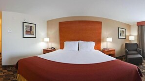 客房内保险箱、办公桌、熨斗/熨衣板、免费婴儿床