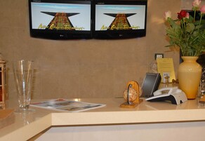 Refrigerador, microondas, utensilios de cocina