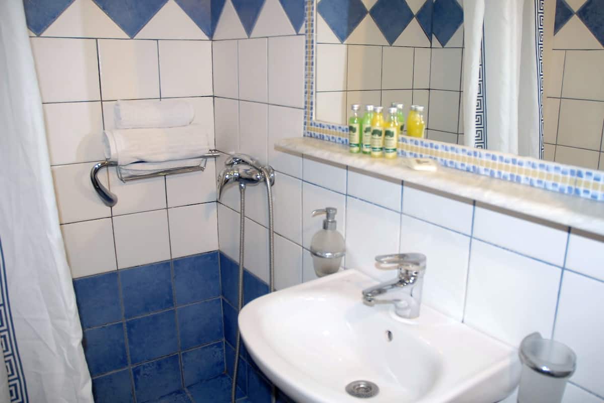 Ücretsiz banyo/kozmetik ürünleri, saç kurutma makinesi, havlu