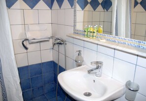 Free toiletries, hair dryer, towels - Hotel Aria (Samos)