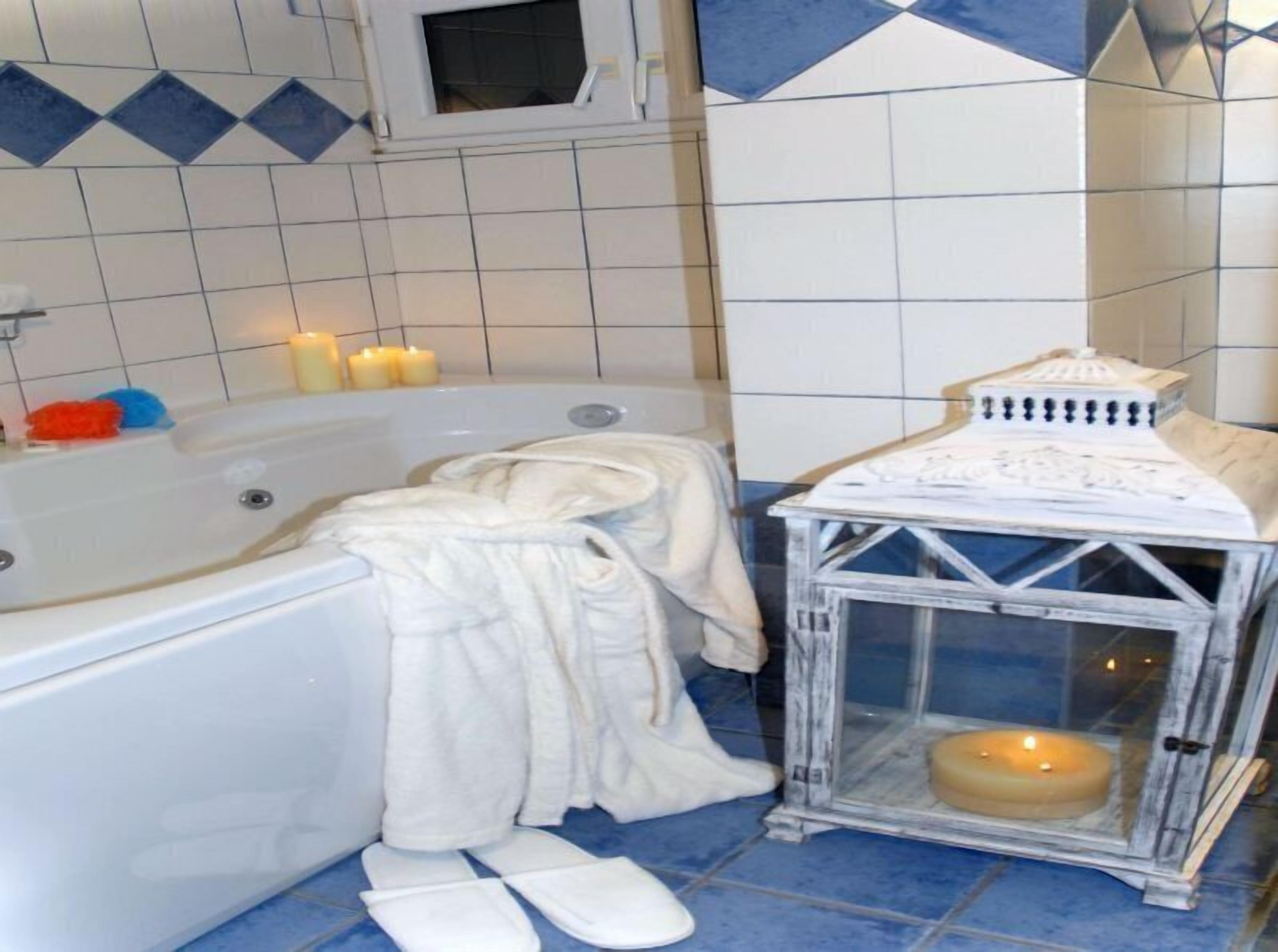 Bathroom | Free toiletries, hair dryer, towels