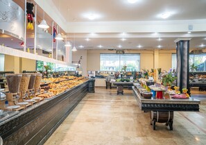3 restaurants; ze serveren er ontbijt, lunch, diner en brunch 