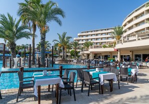 3 か所のレストラン : 朝食、ランチ、ディナー、ブランチに営業