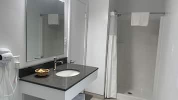 Room, 1 Queen Bed, Non Smoking | Bathroom | Shower, towels