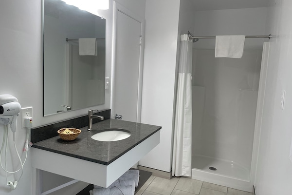 Room, 1 Queen Bed, Non Smoking | Bathroom | Shower, towels