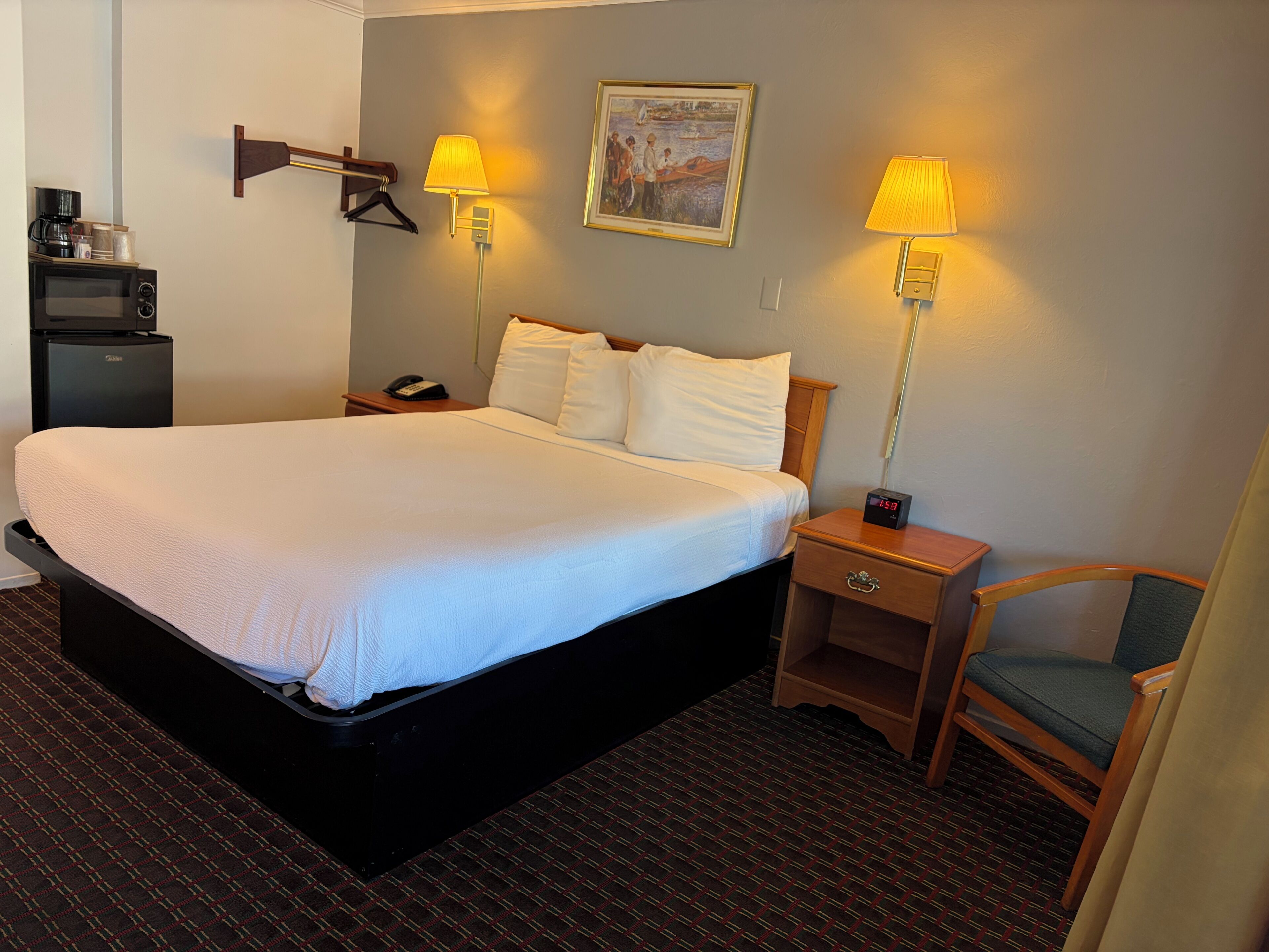 Room, 1 Queen Bed, Non Smoking | In-room safe, free WiFi