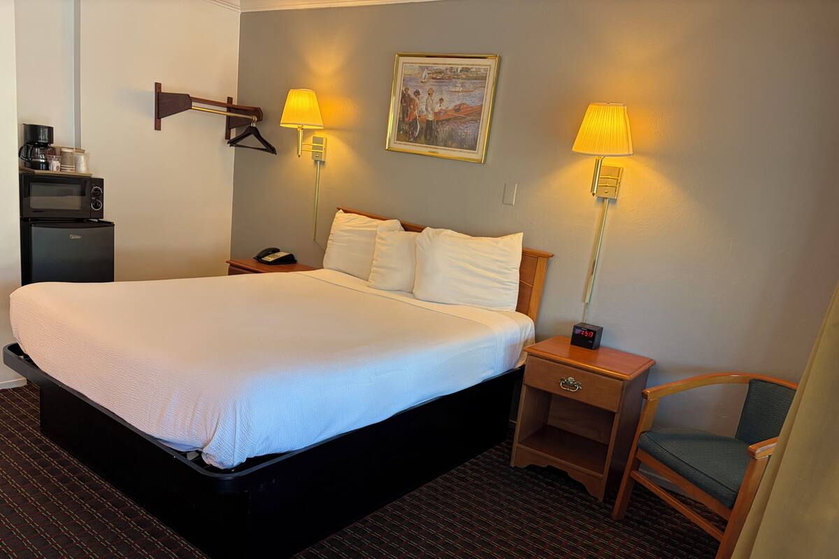 Quarto, 1 cama Queen, para não fumantes | Cofres nos quartos, Wi-Fi de cortesia